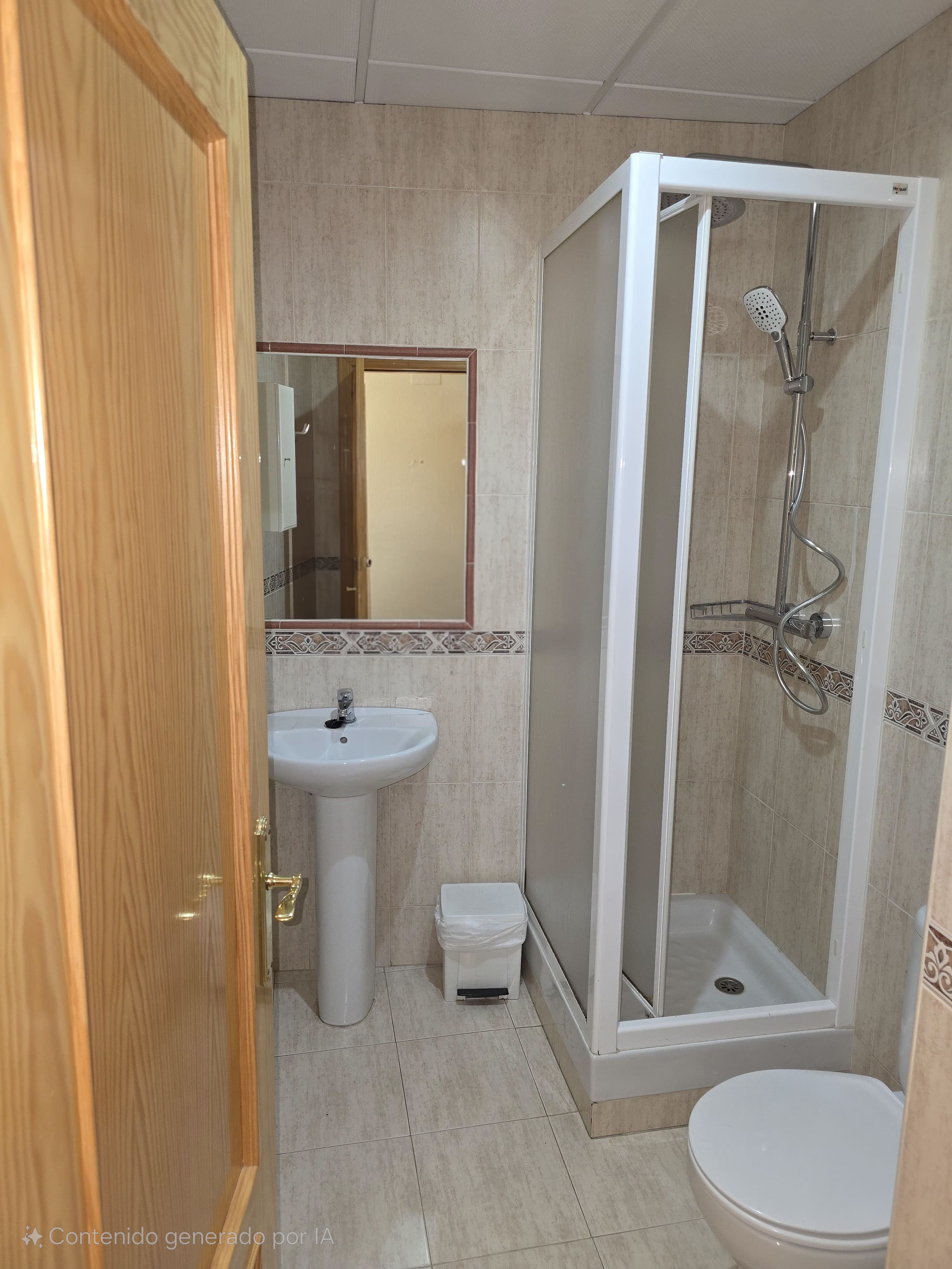Puerta y cabina ducha en baño habitación doble económica